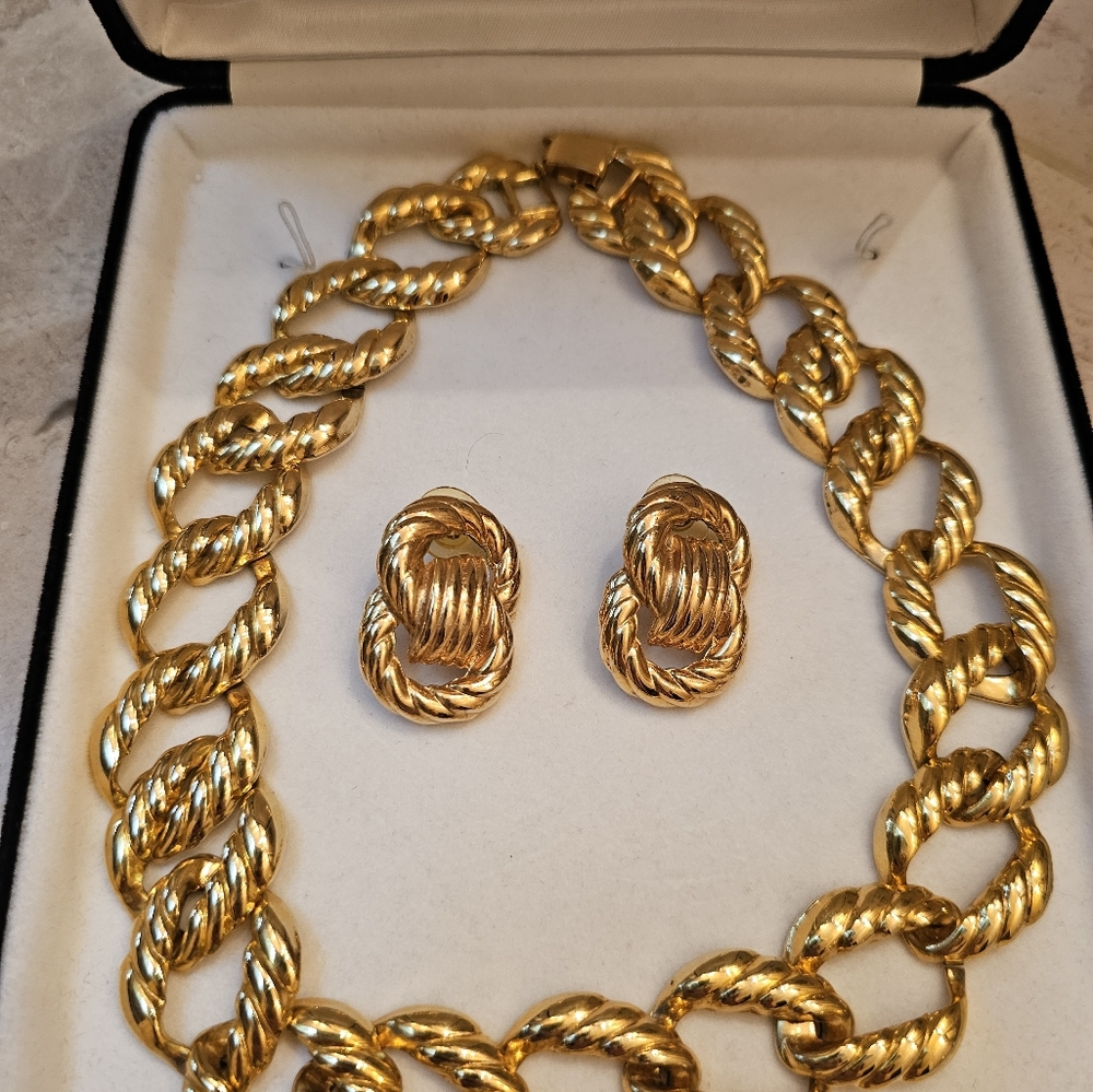 Vintage Gold Tone Necklace (19") & Earrings (1.25") set; rope/knot design